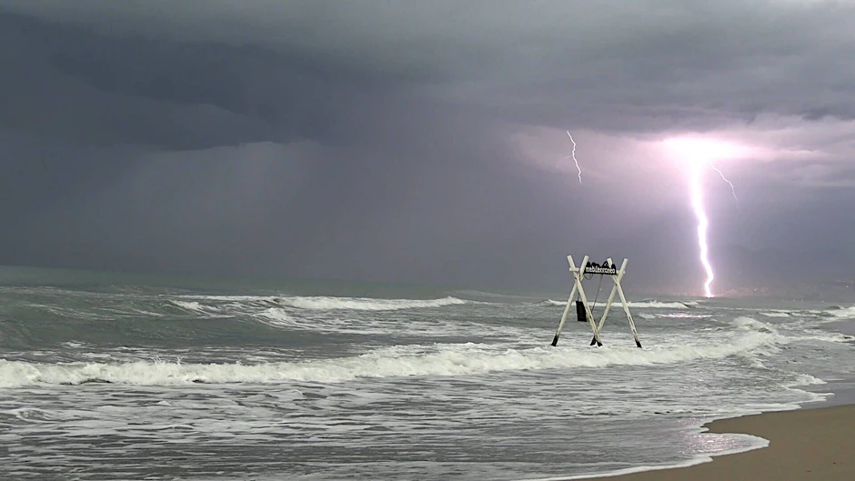 Gewitter drohen: Rings um das Mittelmeer heizen sich Luft und Wasser immer mehr auf, es wird schwüler. Es kann mit diesen feuchten Luftmassen, dieser Wärme, auch mal entsprechend knallen.