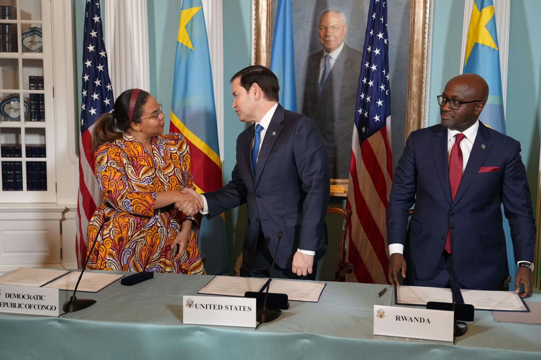 In Washington nach der Unterzeichnung des Vorvertrags im April: US-Außenminister Marco Rubio (M.), die Außenministerin der Demokratischen Republik Kongo Therese Kayikwamba Wagner und ihr ruandischer Kollege Olivier Nduhungirehe.