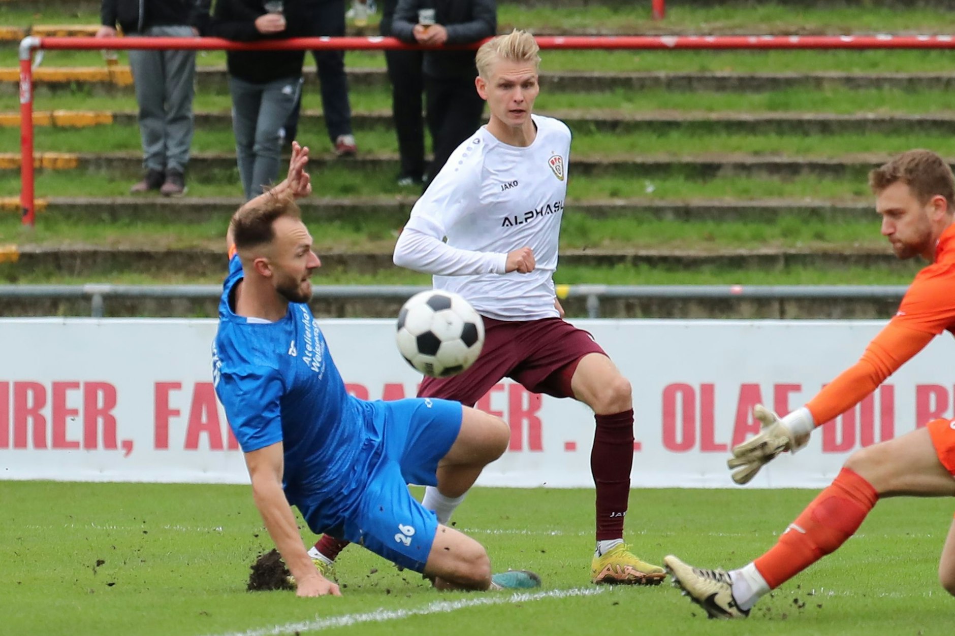 In der vergangenen Saison klärte Tobias Gunte (l.) für Altglienicke noch vor Dynamos Joey Breitfeld, jetzt spielen beide in einem Team zusammen.