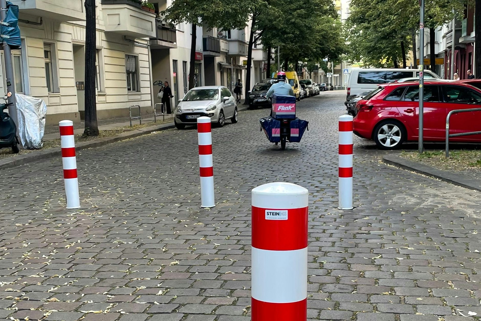 Poller auf der Jungestraße hindern Autos an der Durchfahrt zur Scharneweberstraße und Frankfurter Allee. Zweiräder kommen jedoch leicht durch.