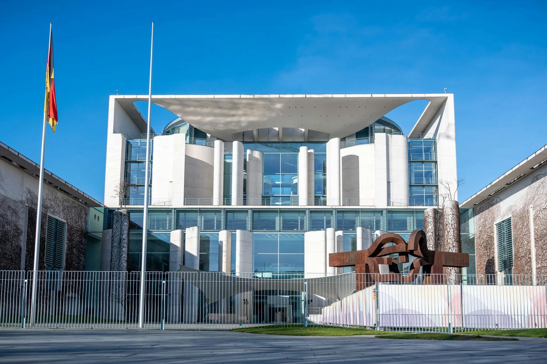 Im Kanzleramt allein werden einem Schreiben des Bundesfinanzministeriums zufolge 40 neue Stellen benötigt.