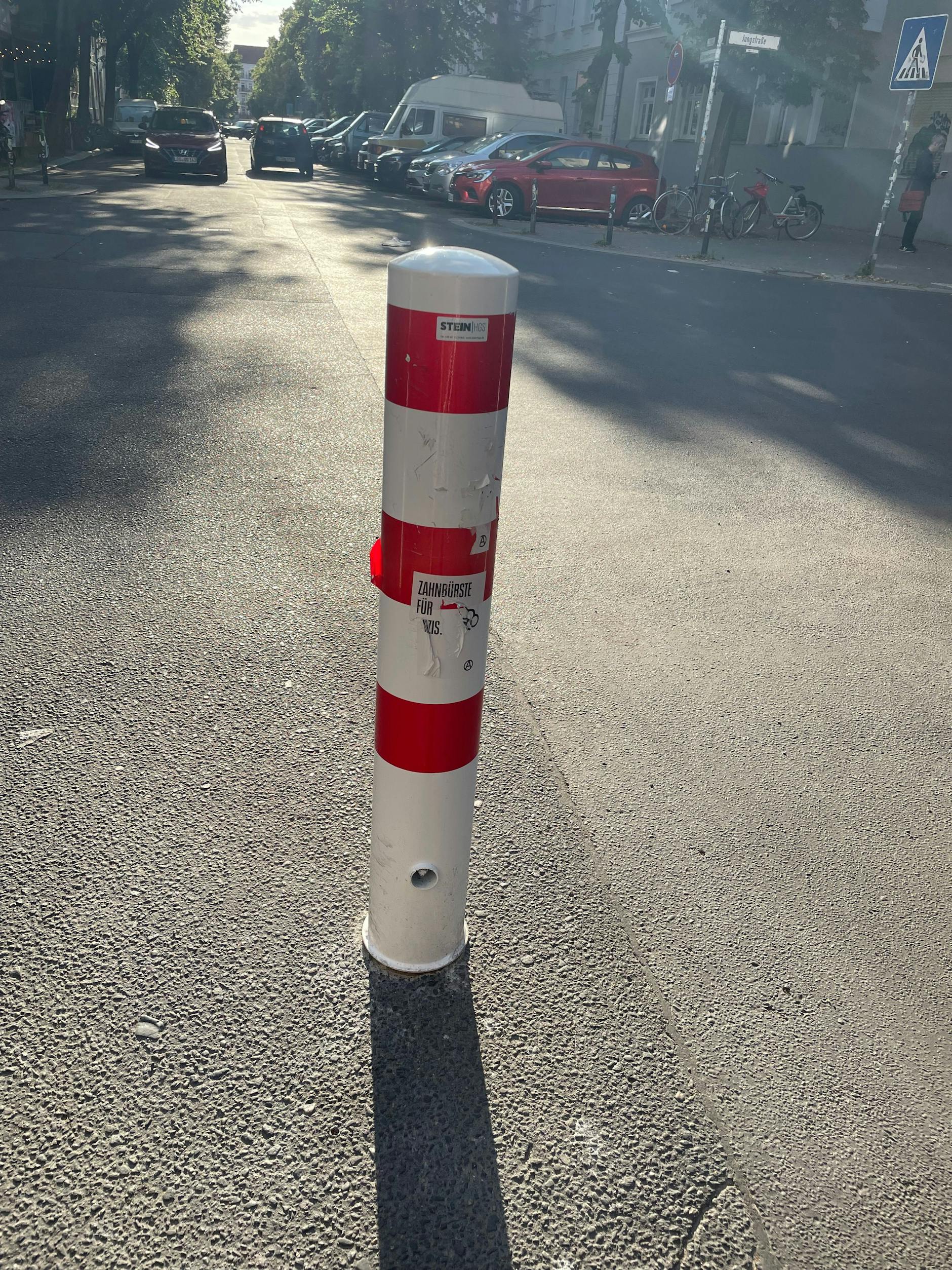 Einer der herausnehmbaren Poller: mit einem Steckschlüssel lässt sich die Verankerung lösen.