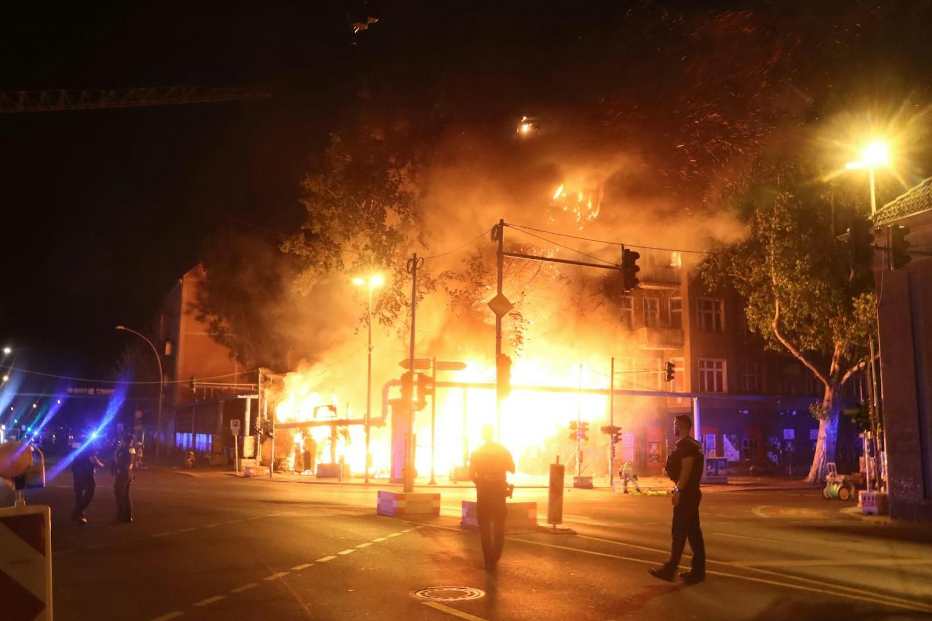 Die Flammen schlugen meterhoch: Das Gartengelände des Clubs Wilde Renate brannte in der Nacht nieder. 