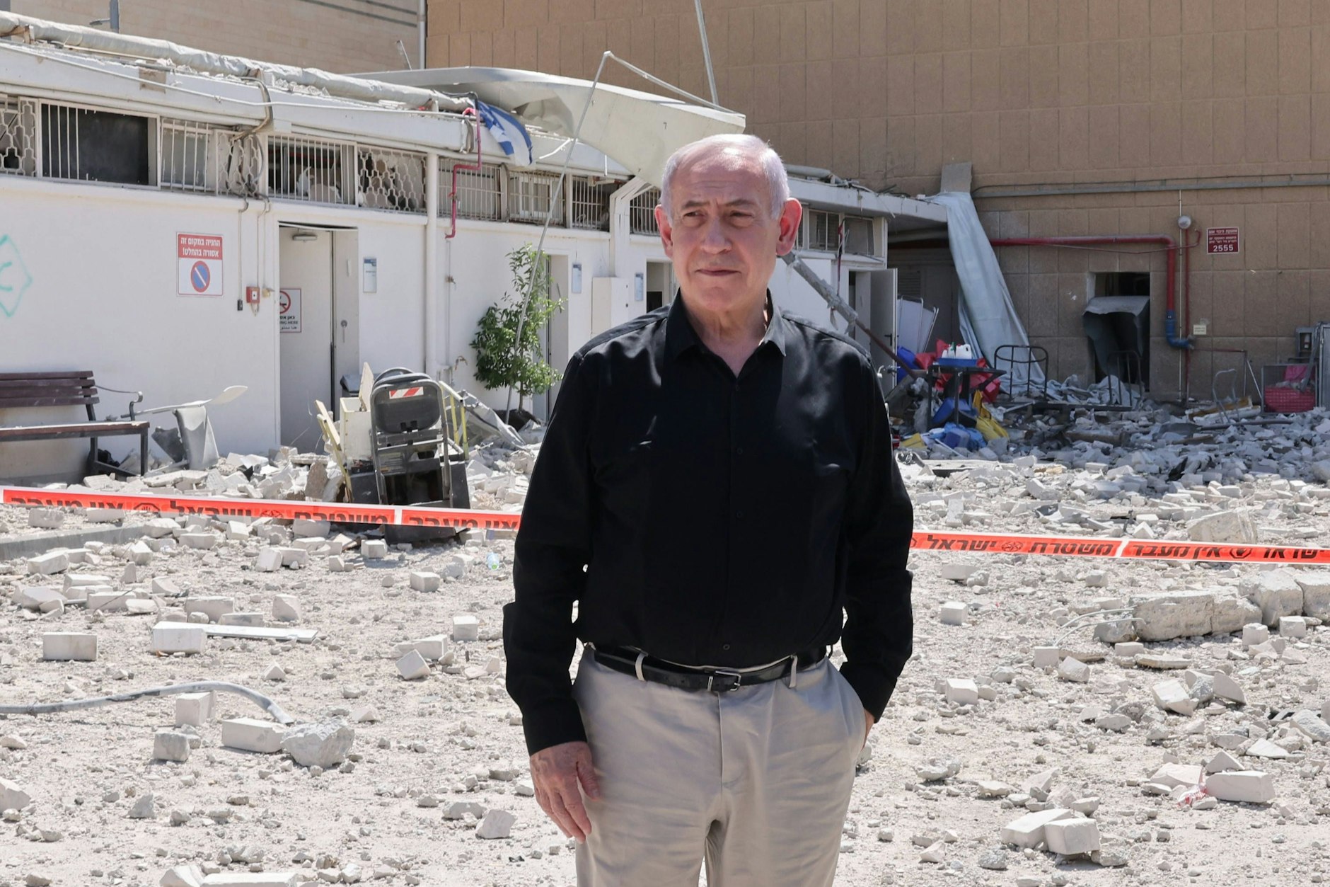 Der israelische Ministerpräsident Benjamin Netanjahu besucht den Krankenhauskomplex Soroka, nachdem dieser von einem Raketenbeschuss getroffen wurde.