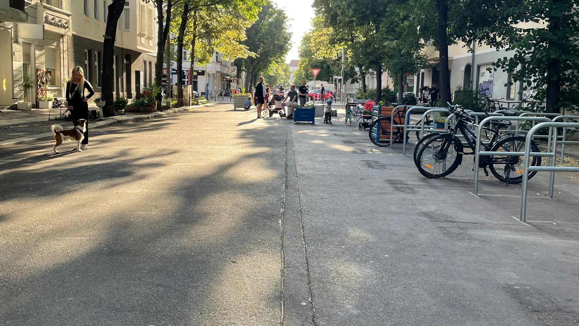 Der Kiezblock an der Scharnweberstraße: Die Poller halten Autos draußen, am Abend treffen sich Anwohnende mit Kinderwagen und der Nachwuchs auf Fahrrädern zur Plauderrunde.