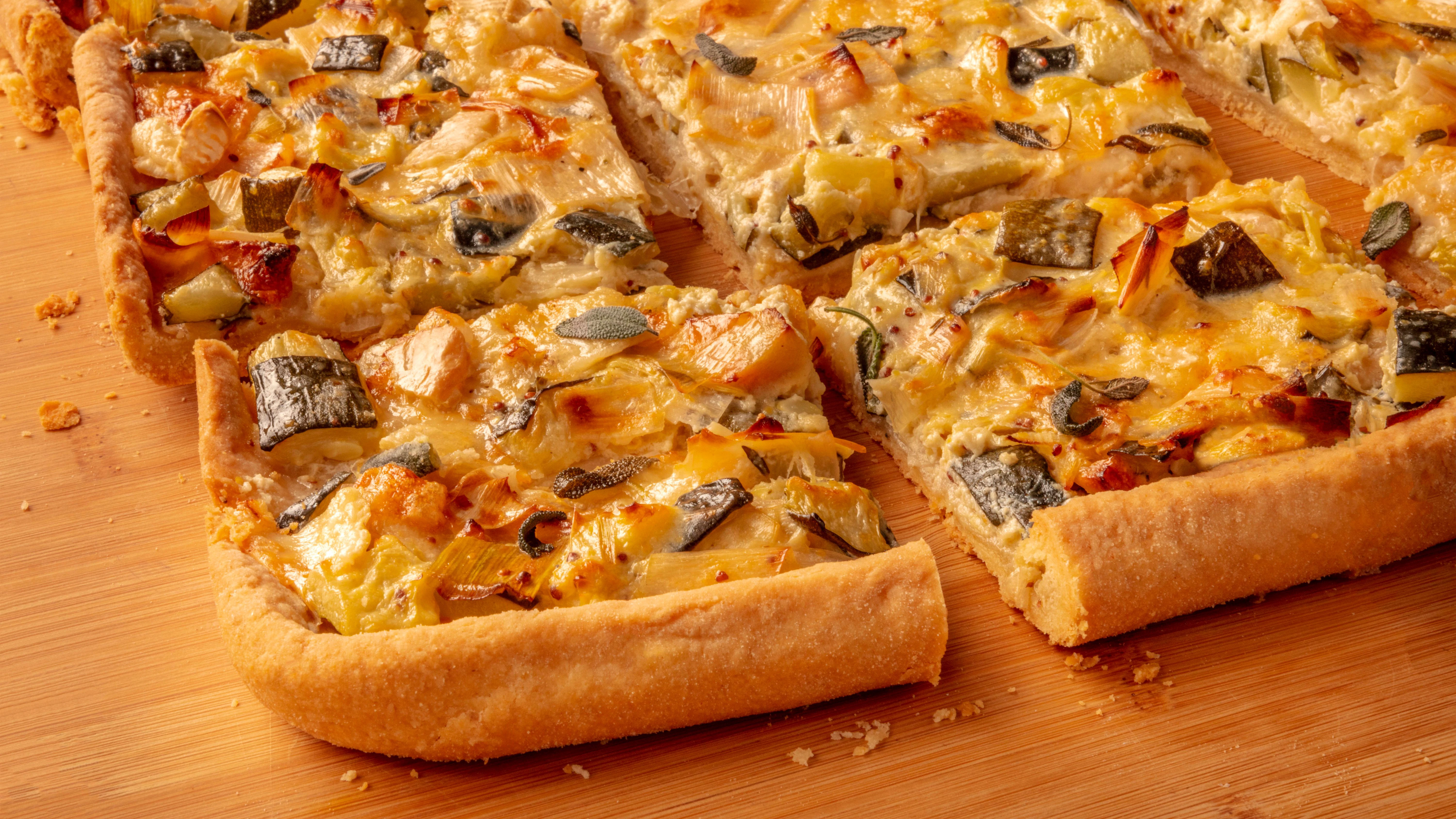 Krusta wurde nicht auf runden Blechen gebacken, wie es bei der italienischen Pizza üblich ist. Stattdessen war sie eckig, wurde in rechteckige Stücke geschnitten.