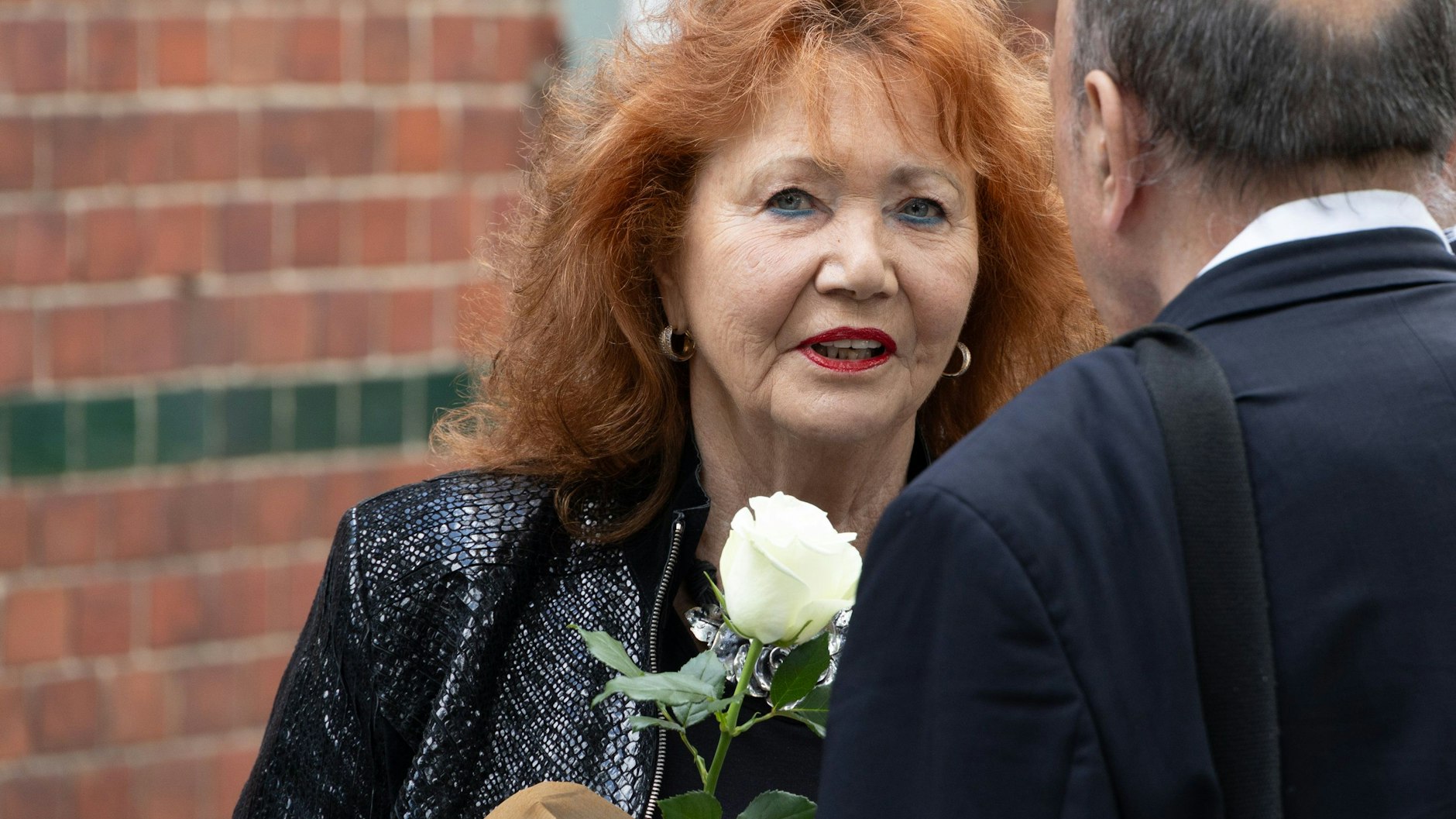 Trauerfeier ür Urte Blankenstein: Schlager-Star Regina Thoss kam mit einer weißen Rose.