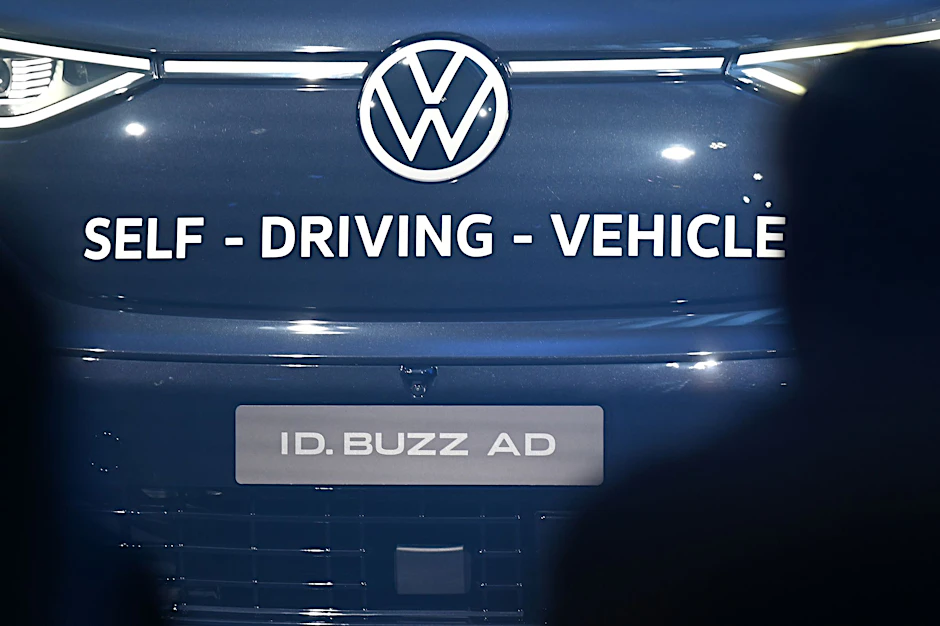 VW testet Prototypen seines selbstfahrenden Elektro-Bulli in Hamburg unter dem Namen seiner Ridesharing-Tochter Moia. Schon dieses Jahr will der Konzern 10.000 dieser Robo-Taxis in Serie fertigen.