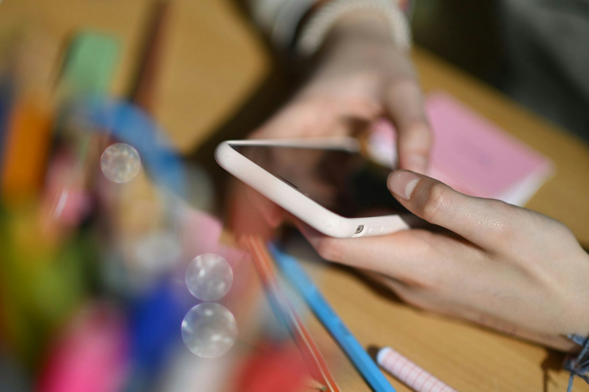 Die Mehrheit der Deutschen wünscht sich ein Verbot oder zumindest eine Einschränkung der Handynutzung an Schulen.