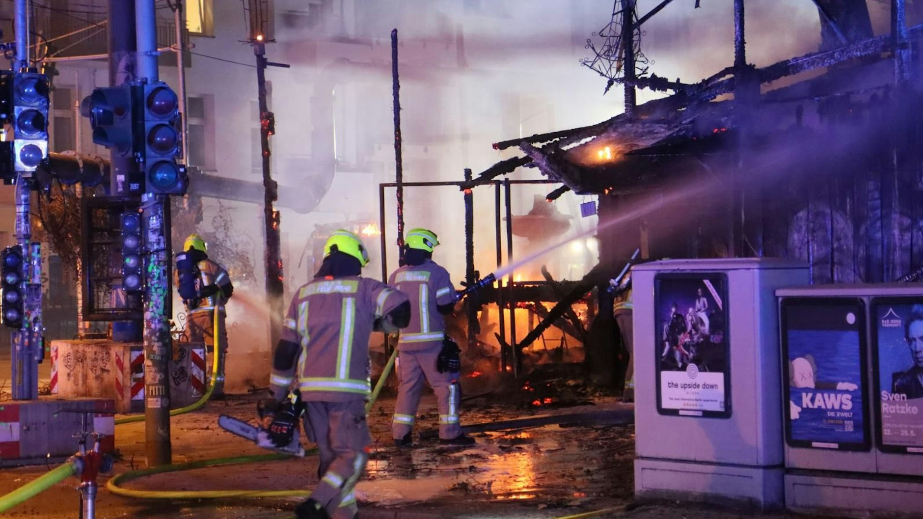 Alles niedergebrannt: Die Feuerwehrleute brauchten mehr als eine Stunde, bis der Feuer in Berlin-Friedrichshain unter Kontrolle war. 