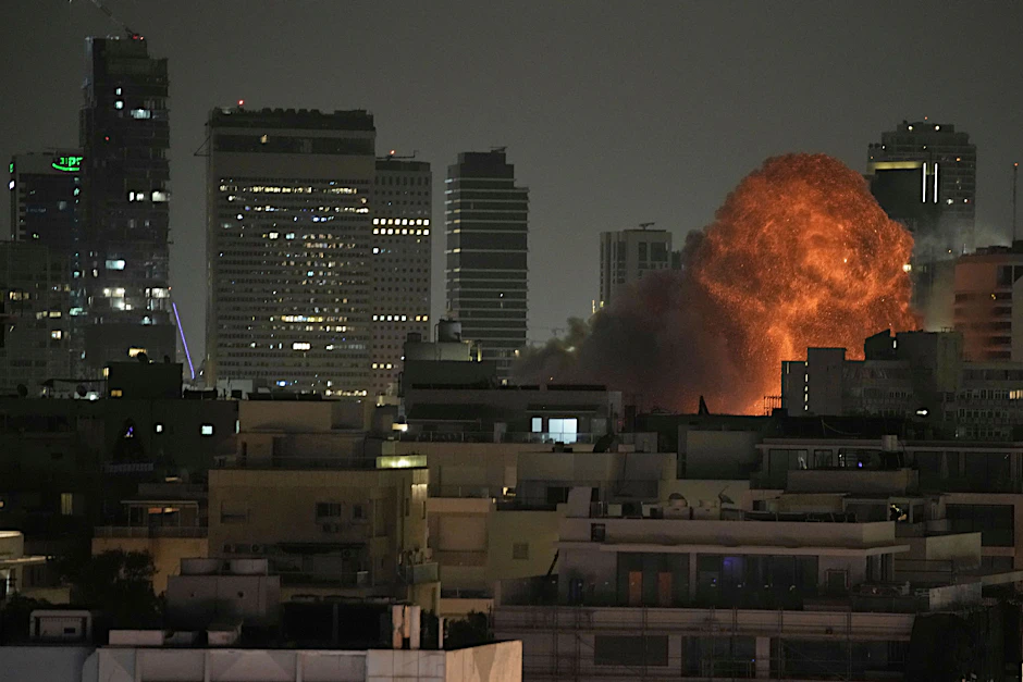 Der Nahe Osten brennt: eine Explosion während eines Raketenangriffs in Tel Aviv.