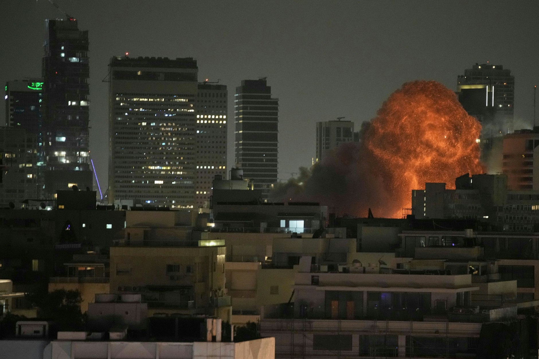 Der Nahe Osten brennt: eine Explosion während eines Raketenangriffs in Tel Aviv.