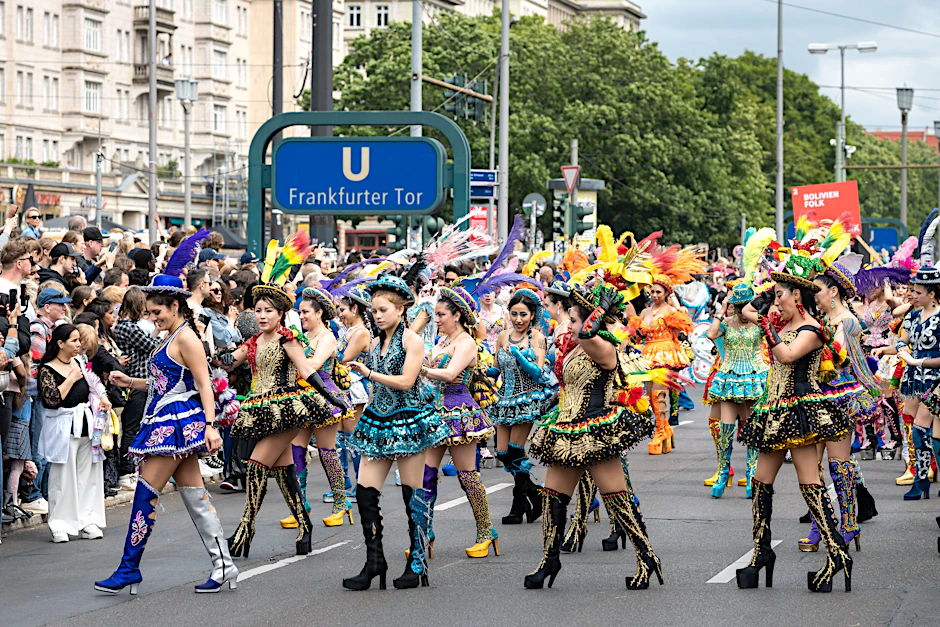 Der Karneval der Kulturen fand erstmals auf der Karl-Marx-Allee statt.