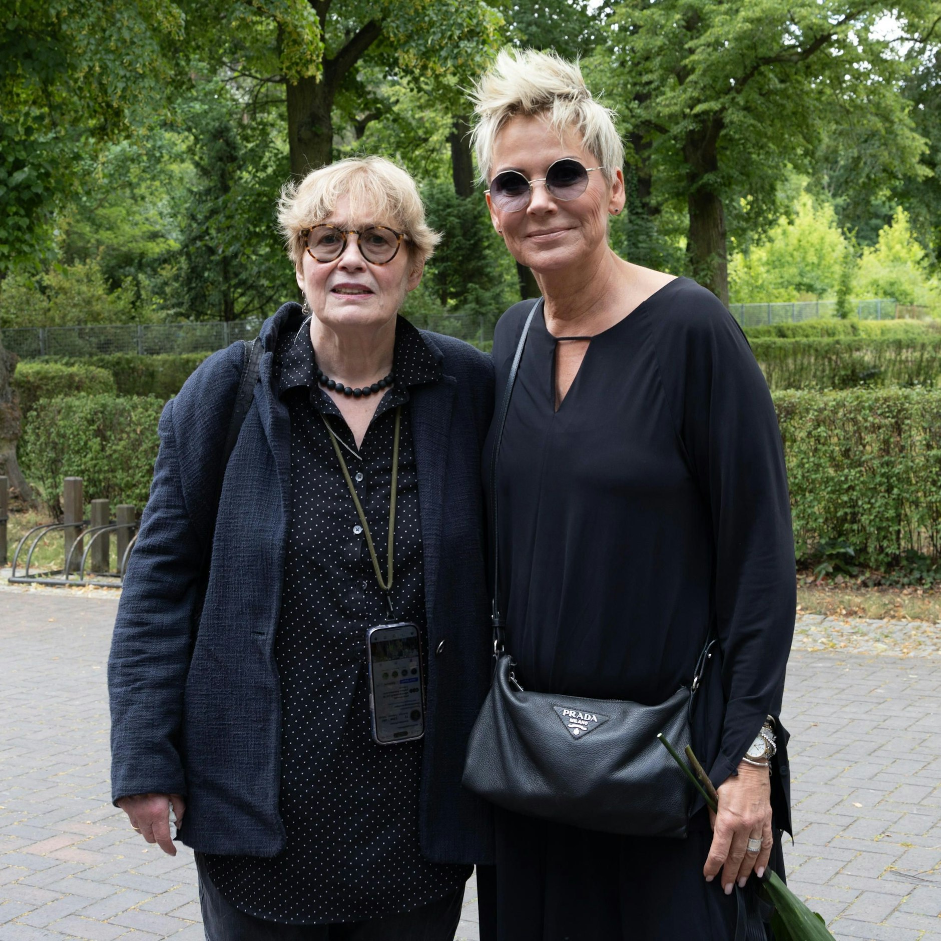Inka Bause und Uschi Brüning auf der Trauerfeier für Urte Blankenstein (Puppendoktor Pille) auf dem Waldfriedhof Oberschöneweide