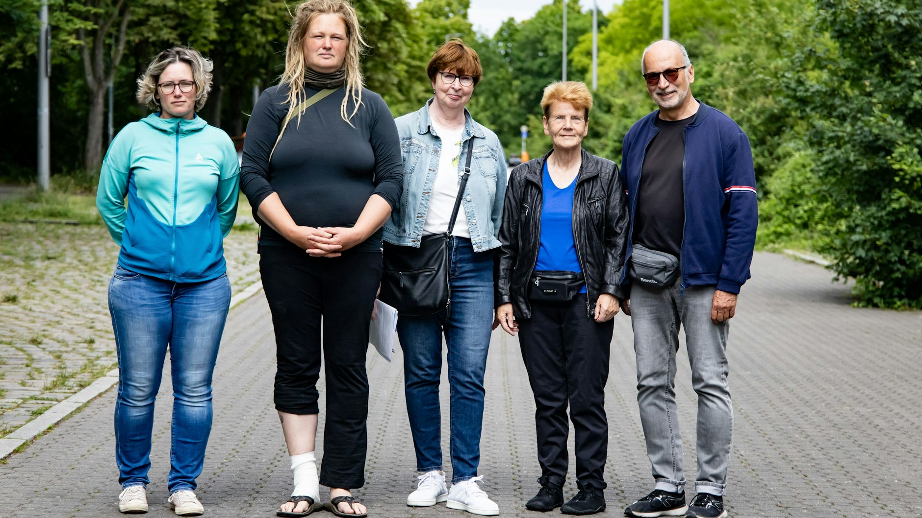 Dieser Parkplatz am Britzer Garten soll für ein Containerdorf für Flüchtlinge verschwinden. Anwohnerin Sina Hoffmann (v.l.), Bio-Gärtnerin Anna Stein, Anwohnerin Christiane Böttcher und Margrit und Johannes Thiem vom Förderkreis Britzer Garten machen gegen die Bebauung mobil. „Aus Sicht des Britzer Garten ist die Entscheidung eine Katastrophe. Das hier ist der einzige große Parkplatz für die Besucher“, sagt Johannes Thiem.