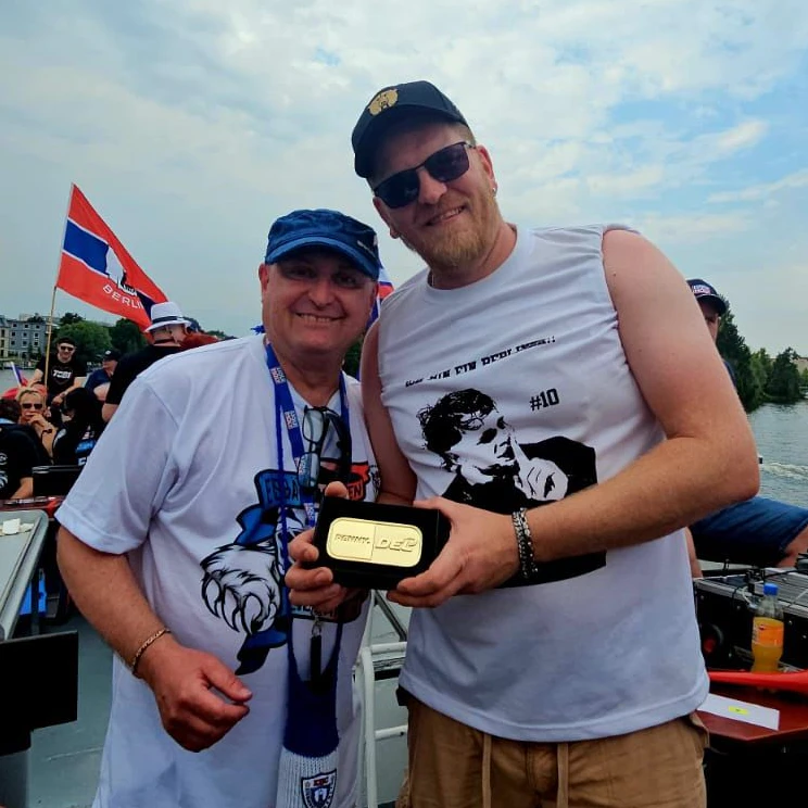 Traf den Richtigen:Thomas Gesehl (r.) gewinnt bei der Tombola die Meistermedaille, Tour-Cheforganisator Peter Breitenberger freut sich mit.