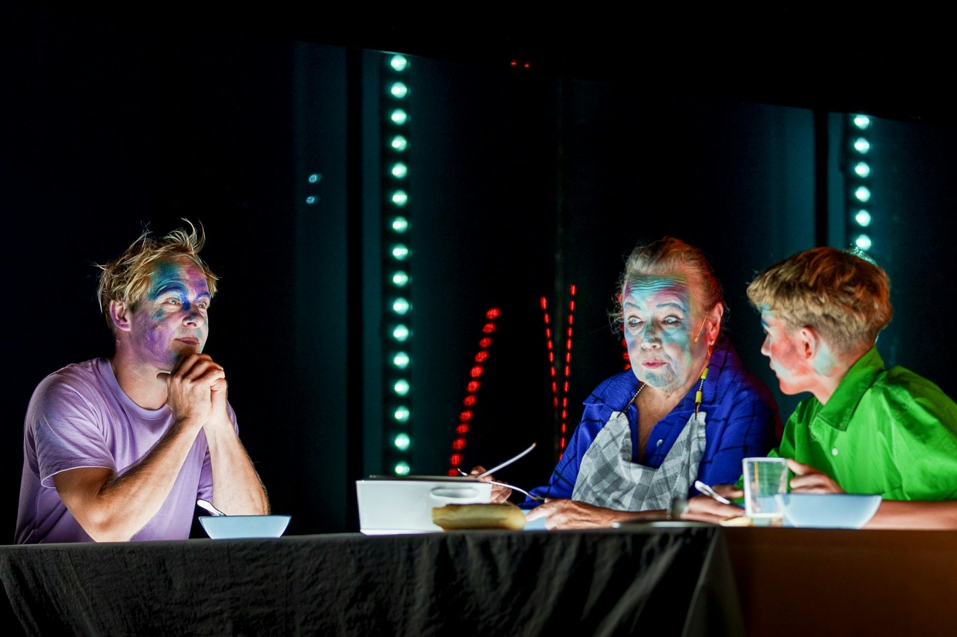 Dea Lohers „Frau Yamamoto ist noch da“ mit Nikola Weisse in der Mitte und in der Titelrolle. Flankiert von Mirko Kreibich und Fritz Rudolf (v.l.) Die Zürcher Inszenierung von Jette Steckel gastierte bei den Autorentheatertagen.