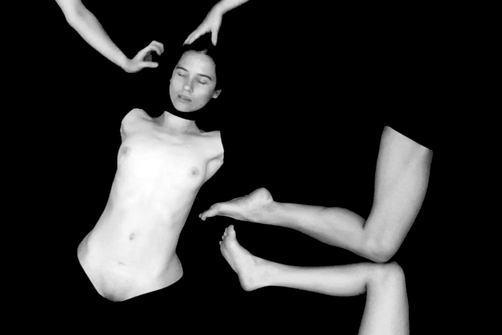 Aneta Grzeszykowska: Selbst im Filmstill „Headache“, Channel Video Projektion B&W, Sound
