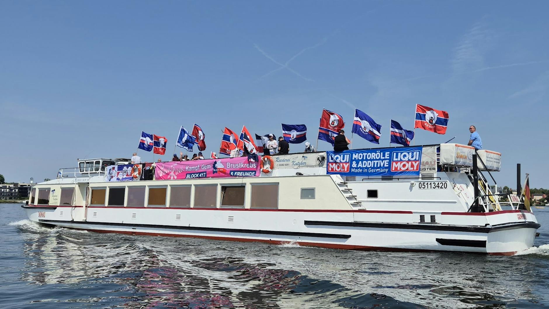Die MS Donau der Reederei Kutzker hat inzwischen schon mehrfach gezeigt, dass sie auch Meister-Dampfer der Eisbären kann.
