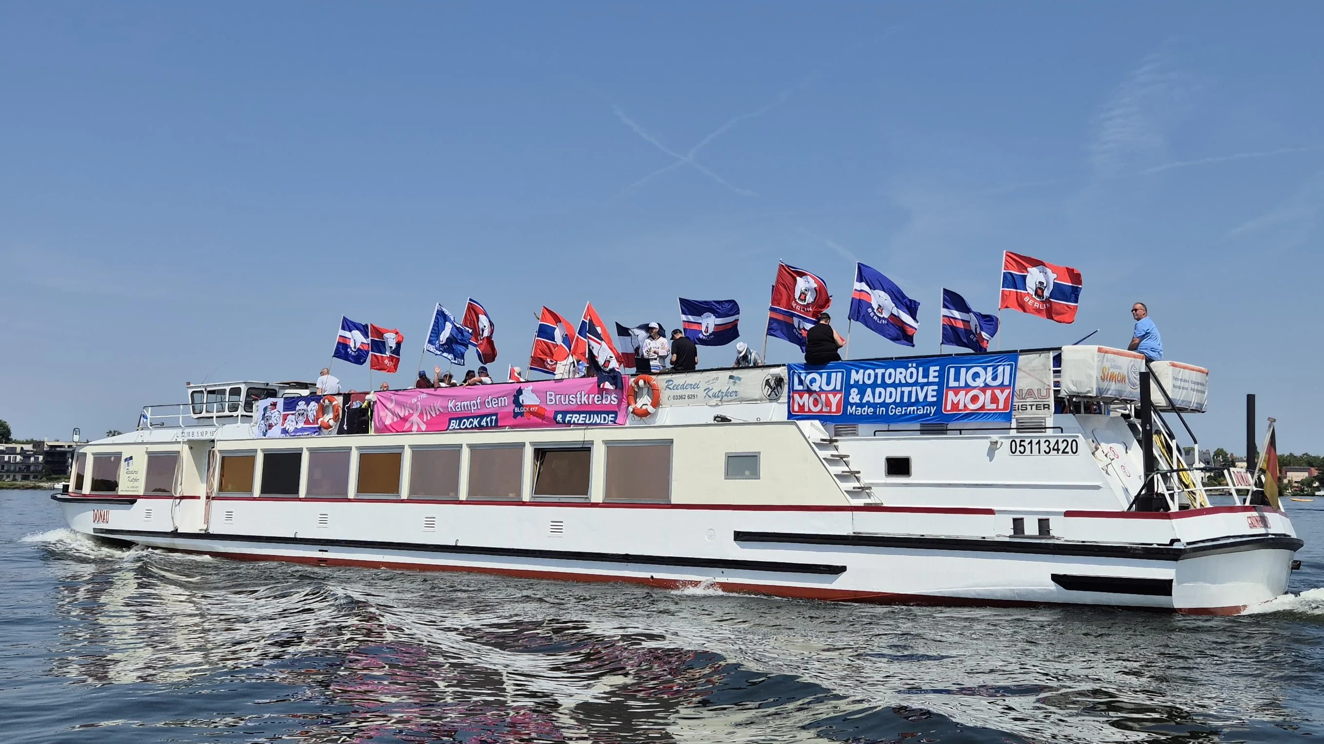 Die MS Donau der Reederei Kutzker hat inzwischen schon mehrfach gezeigt, dass sie auch&nbsp; Meister-Dampfer der Eisbären kann.