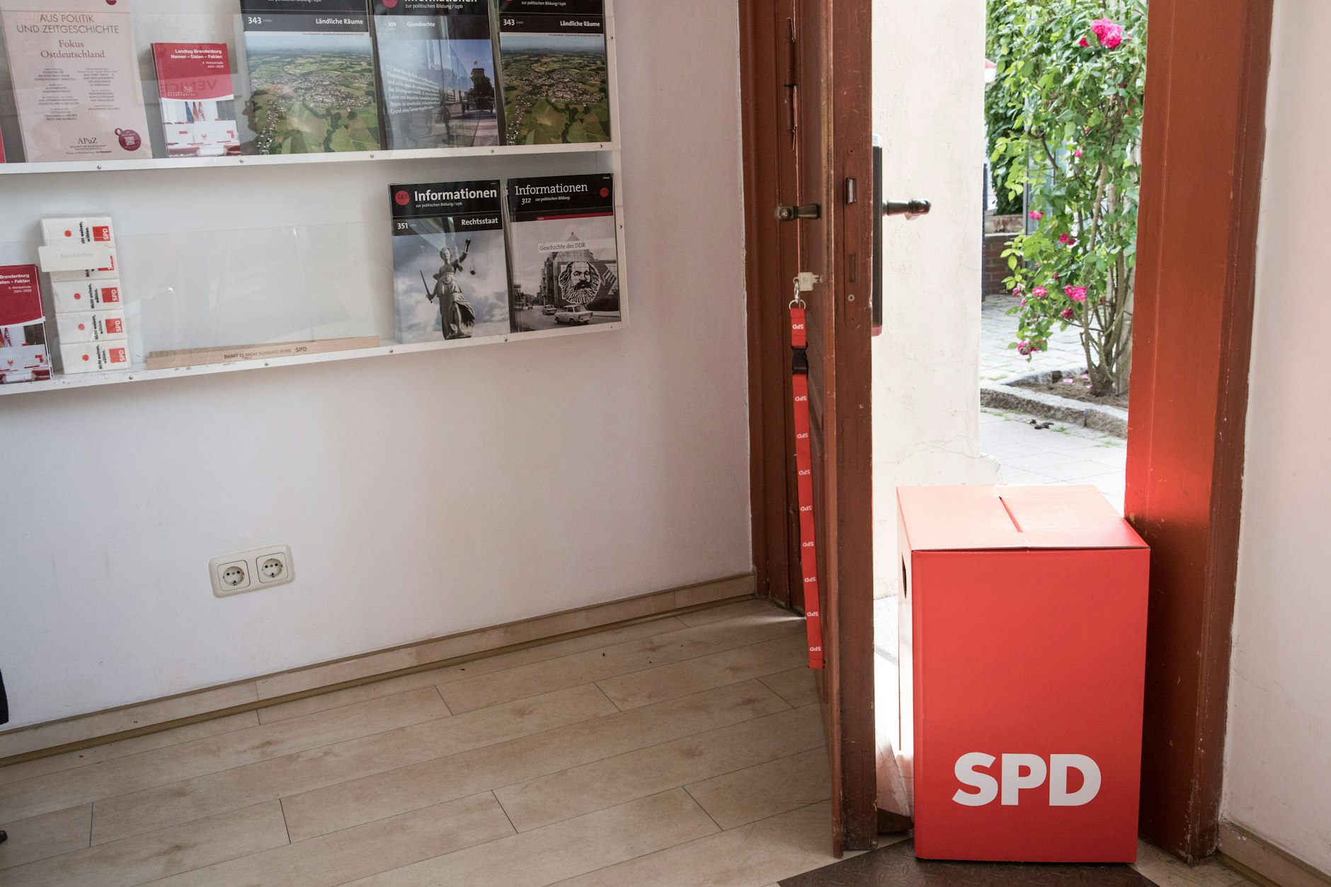 Katrin Lange artık daha çok Pritzwalk'taki pazar meydanındaki vatandaşlık ofisinde bulunuyor.