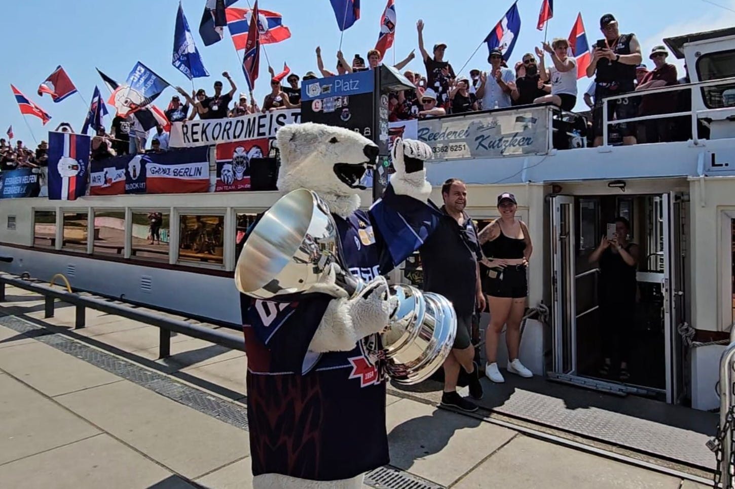 Eisären-Maskottchen Bully und der original Meister-Pokal wollen bei der Dampferfahrt der Fans natürlich nicht fehlen.