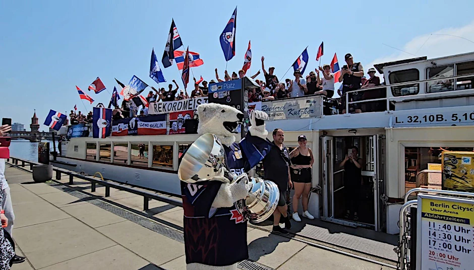 Eisären-Maskottchen Bully und der original Meister-Pokal wollen bei der Dampferfahrt der Fans natürlich nicht fehlen.