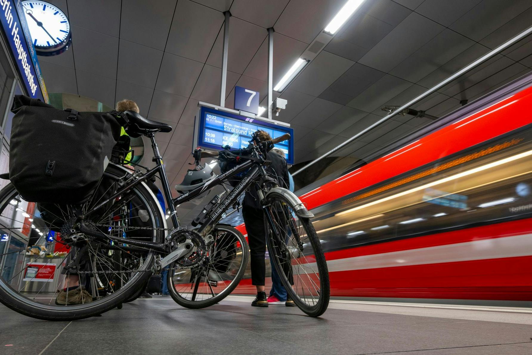 Mit Rad und Bahn ins Grüne: Reisende warten im Berliner Hauptbahnhof auf ihren Zug. Doch gerade bei schönem Wetter kann ein solcher Ausflug in Stress ausarten.