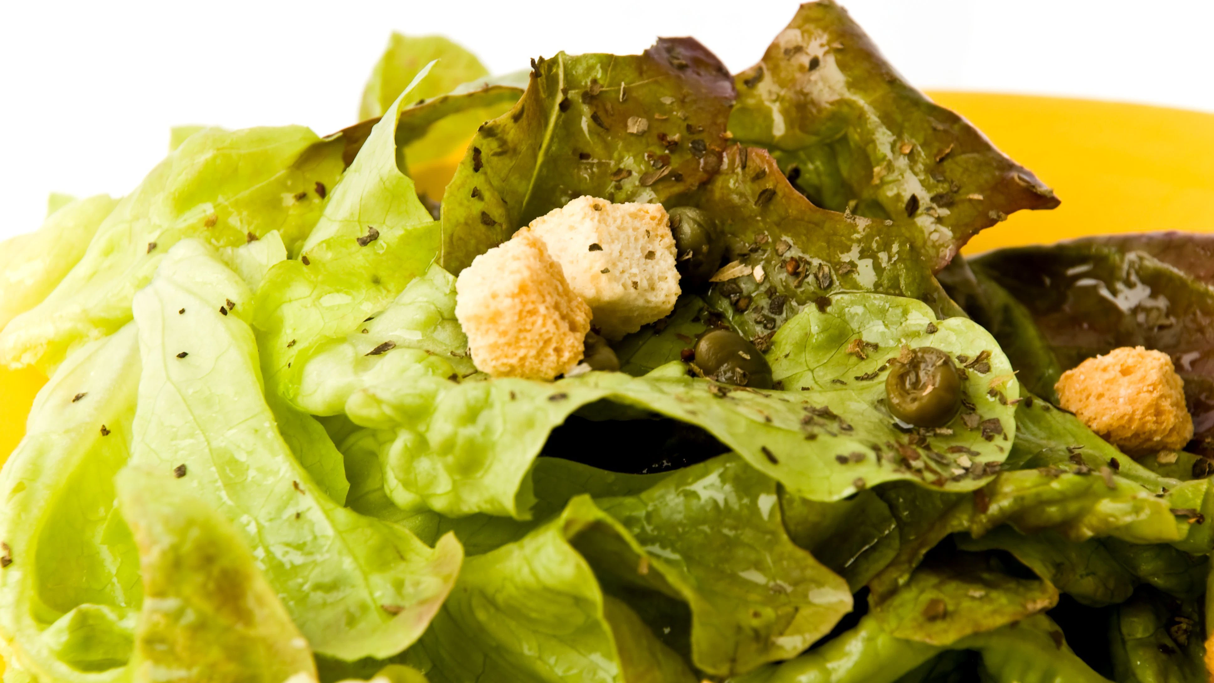 Kopfsalat ist langweilig? Wer das denkt, hat noch nie die passenden Rezepte ausprobiert! Versuchen Sie mal unseren Kopfsalat mit saurer Sahne aus der DDR. Sie werden ihn lieben!