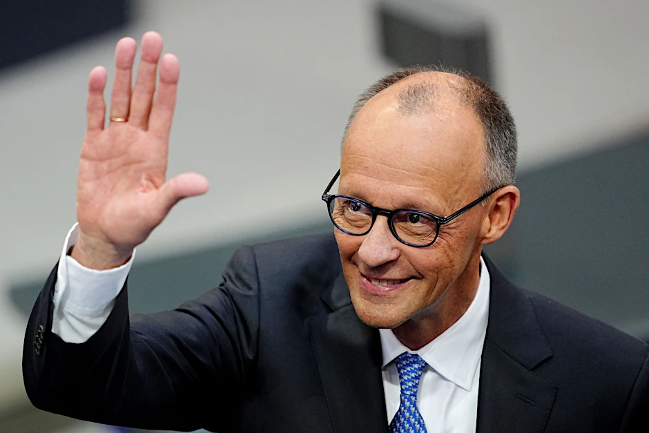 Friedrich Merz (CDU) winkt im Bundestag.