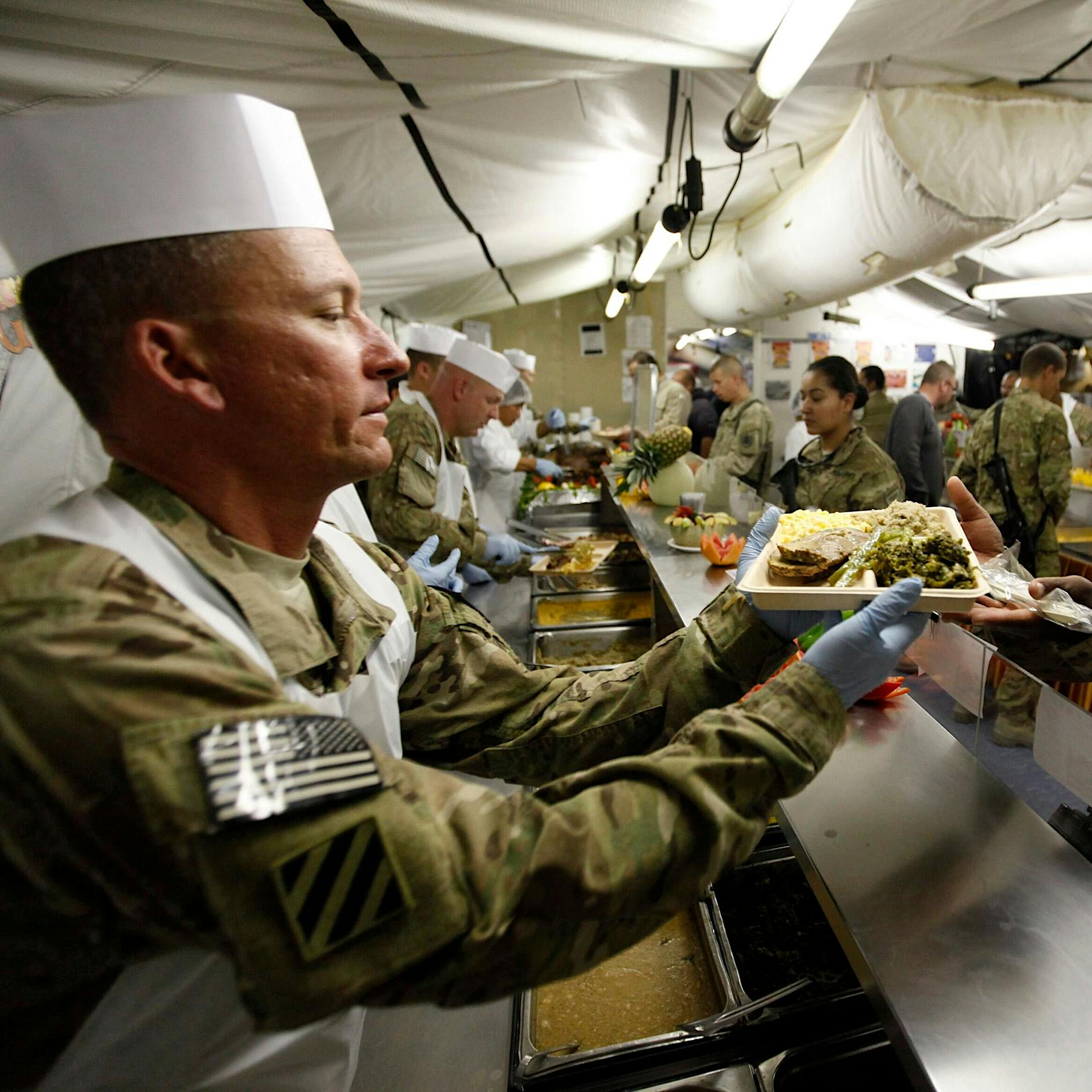 Soldaten speisen Steak und Hummer: Video mit Hinweis auf US-Kriegseintritt geht viral