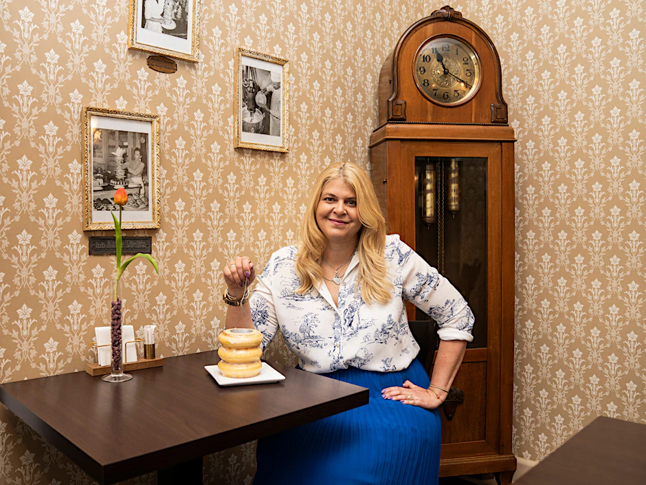 Die Berlinerin Christine Veauthier in der Konditorei Buchwald, die schon den Kaiser belieferte und berühmt für ihren Baumkuchen ist.