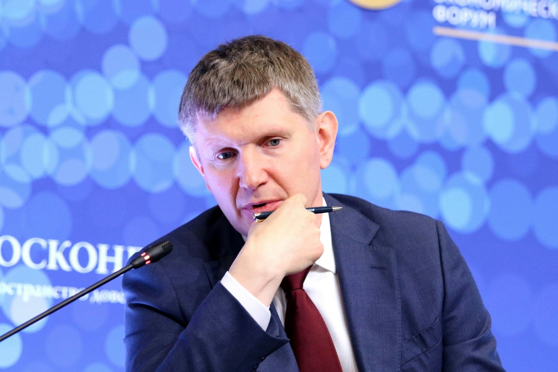 Russlands Wirtschaftsminister Maxim Reschetnikow gibt am Rande des Internationalen Wirtschaftsforums in St. Petersburg eine Stellungnahme ab.