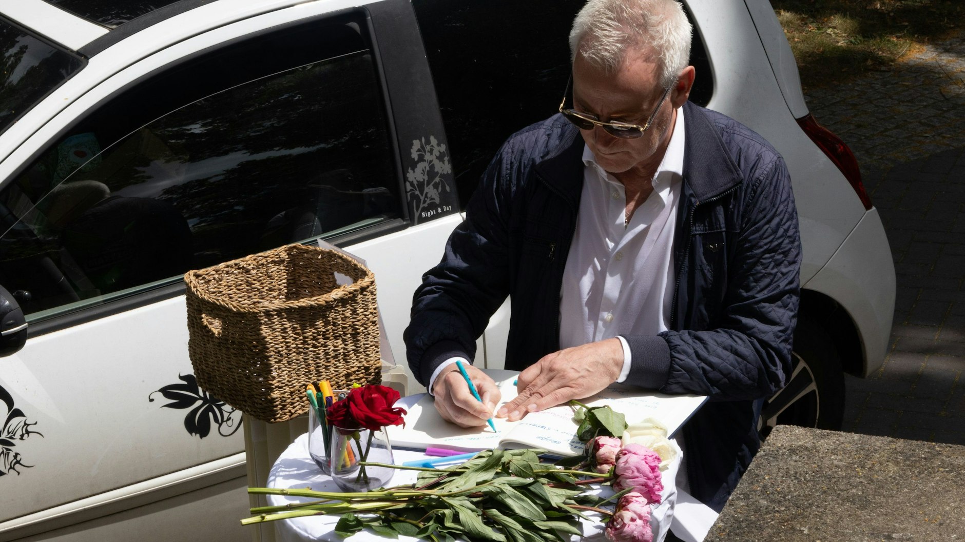 Trauerfeier für Urte Blankenstein (Puppendoktor Pille): Sänger Dirk Michaelis trägt sich ins Kondolenzbesuch ein.