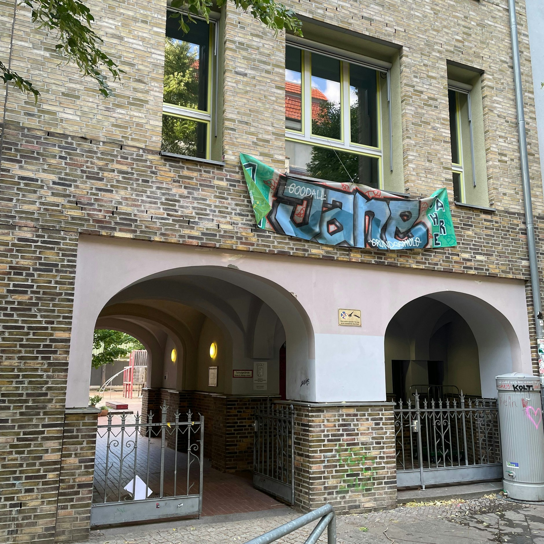 Der Eingang zur Jane-Goodall-Grundschule an der Scharnweberstraße in Berlin-Friedrichshain