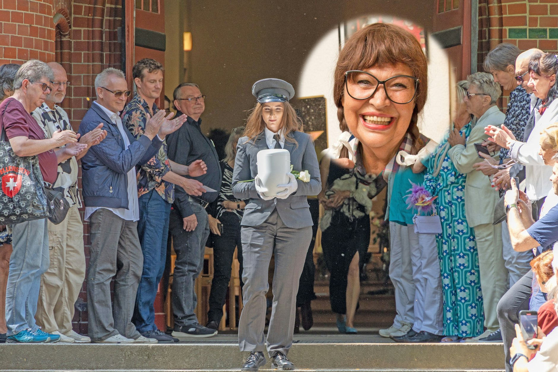 Die Urne von Urte Blankenstein wird aus der Kapelle des Waldfirdhofes Oberschöneweide getragen. Spontan applaudieren die rauergöäste der Darstellerin von Frau Puppendoktor Pille.