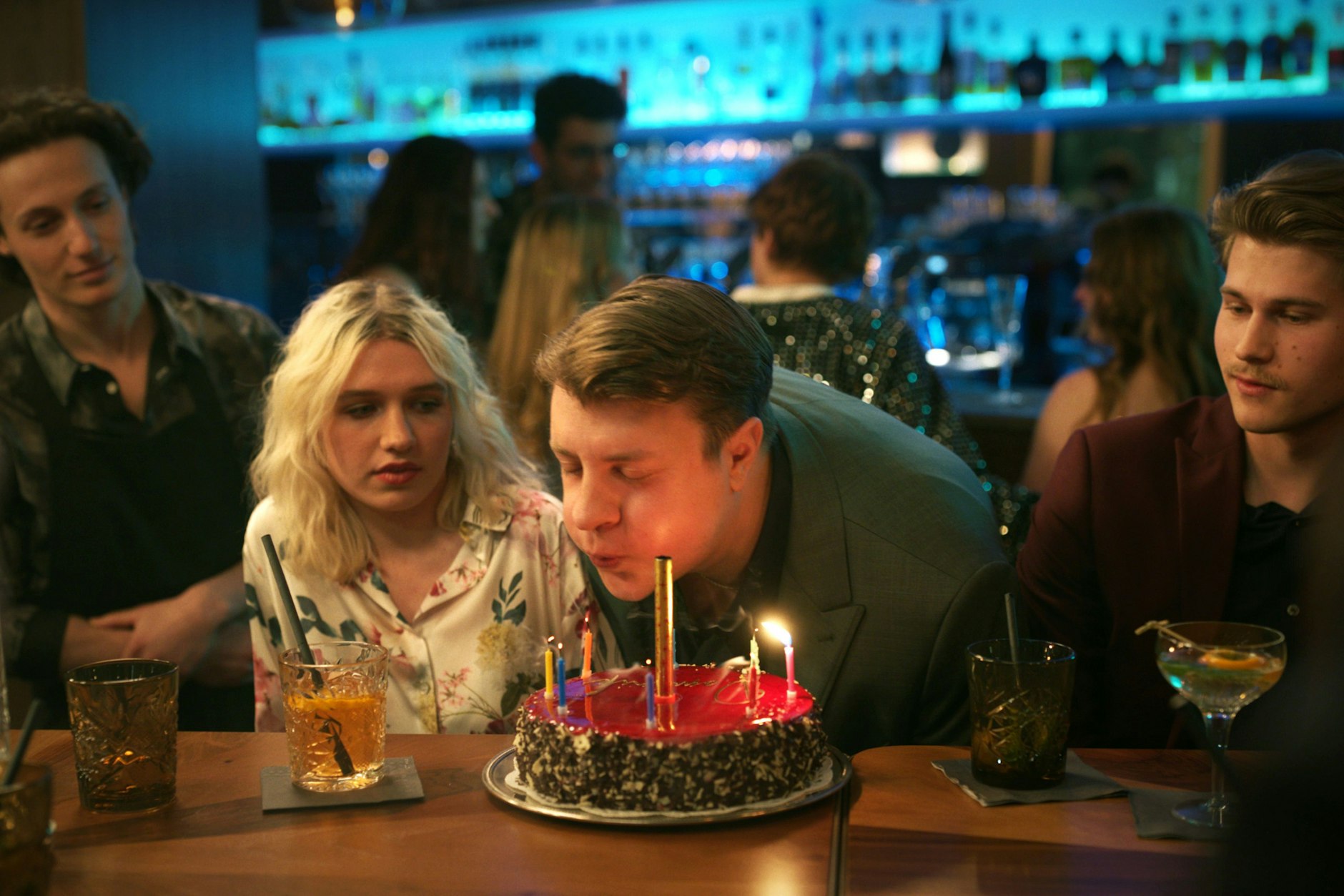 In der 4. Folge der Serie „Warum ich?“ feiert Dominik (Thomas Schubert, Mitte) seinen Geburtstag.