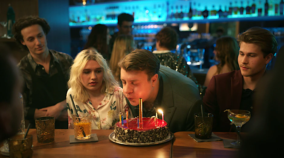 In der 4. Folge der Serie „Warum ich?“ feiert Dominik (Thomas Schubert, Mitte) seinen Geburtstag.