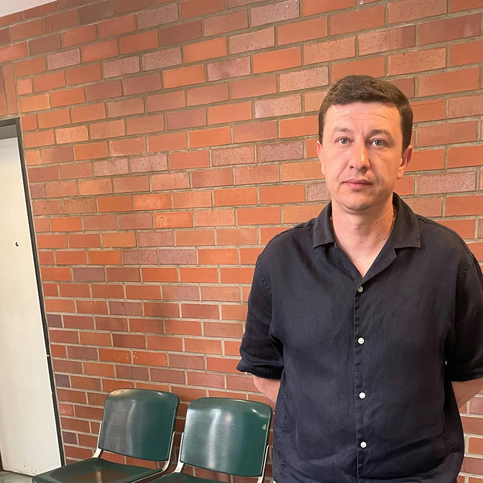 Dmytro Demchenko (37) rettete als Badegast im Stadtbad Lankwitz eine Vierjährige - sie lag bewusstlos im Spaßbecken.