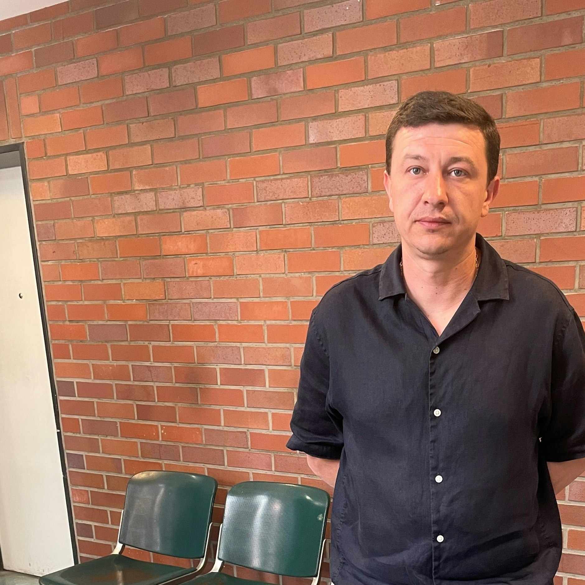 Dmytro Demchenko (37) rettete als Badegast im Stadtbad Lankwitz eine Vierjährige - sie lag bewusstlos im Spaßbecken.