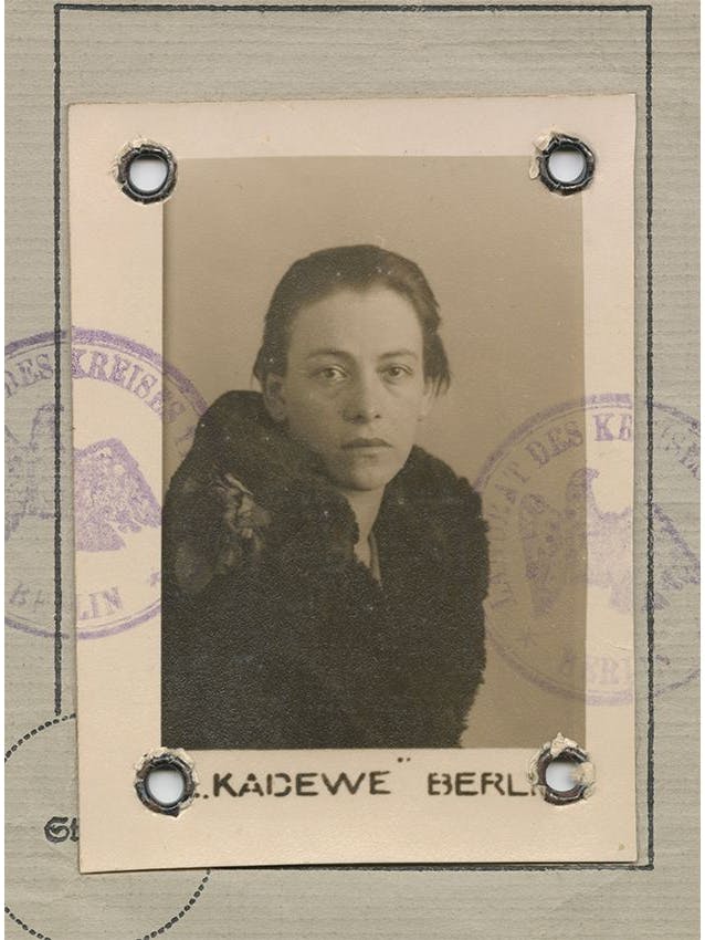 Helene Weigel en la década de 1920 en un retrato de carnet de identidad. Como lo expresa una estudiante de la UdK que investigó archivos para el proyecto: «Nuestro diseño tiene cierta cualidad punk, porque ella también era punk. Era rebelde».