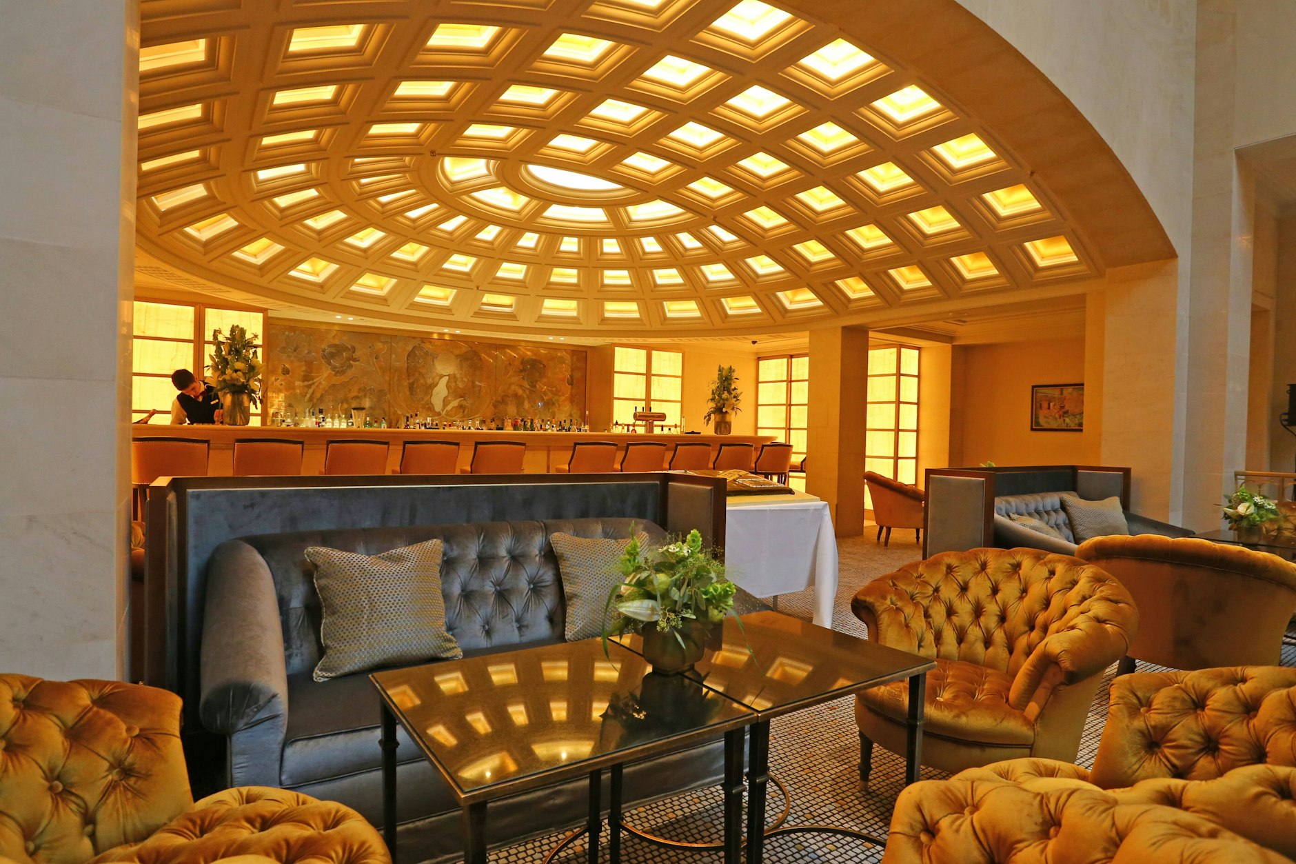 Für einen Gin Tonic an die Bar? In der Lobby des Adlons sind nicht nur die Hotelgäste willkommen.