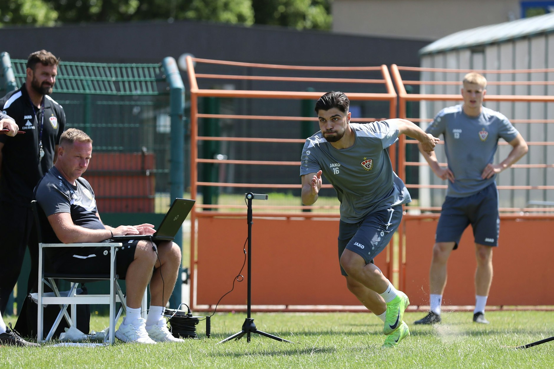 Enrique Pereira da Silva legt als 14. Neuzugang gleich mit los, Trainer Dennis Kutrieb guckt auf den Laptop, Sportchef Enis Alushi (l.) schaut genau zu.