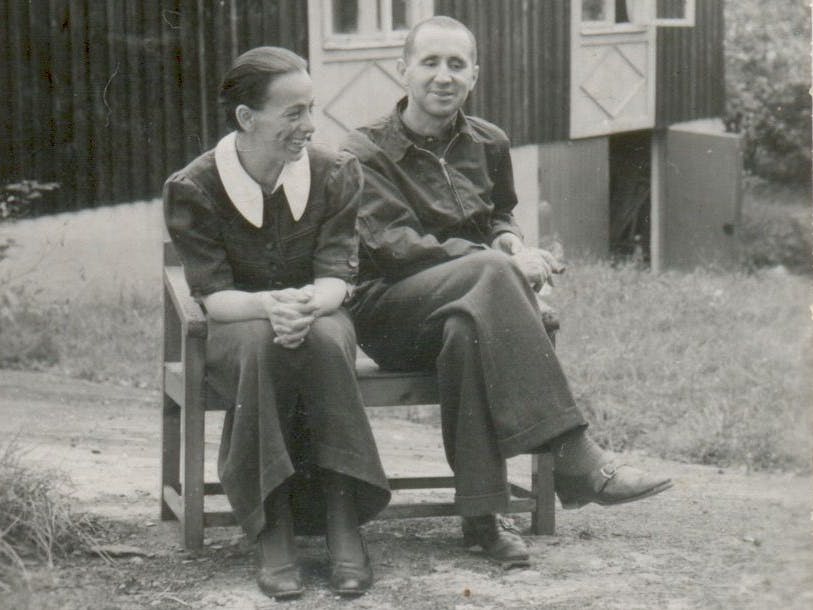 Ni siquiera en el exilio se dejaron vencer: Weigel y Brecht, aquí en 1939 frente a la casa antes mencionada en la isla archipiélago de Lidingö, estaban unidos por algo más que un gran amor.