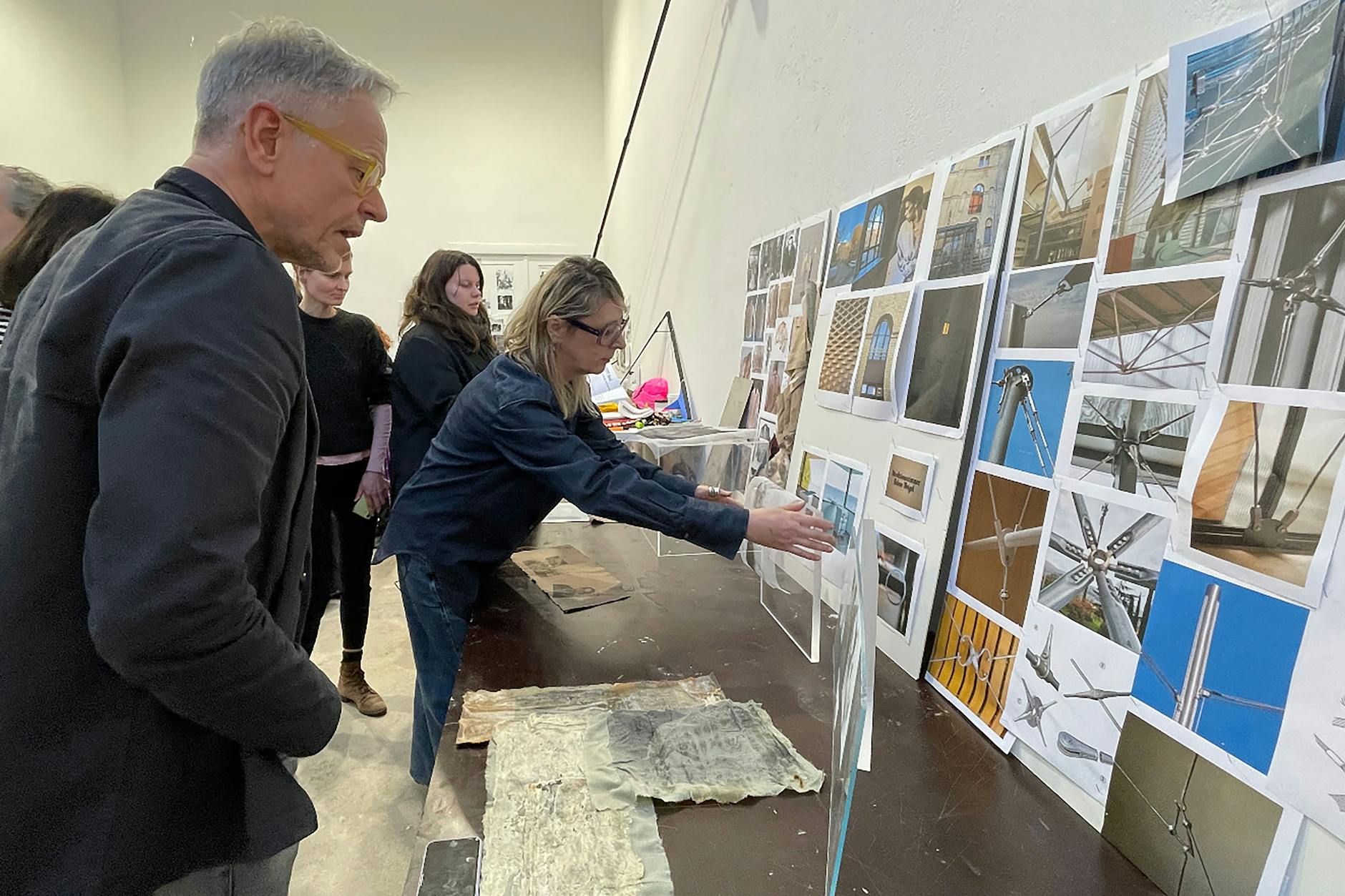 Un avance: La clase presentó en equipo sus ideas sobre los materiales para el monumento. El director de BE, Oliver Reese (izquierda), y la profesora Monica Bonvicini (centro), examinaron las cualidades del vidrio y los sistemas de montaje para la vitrina.
