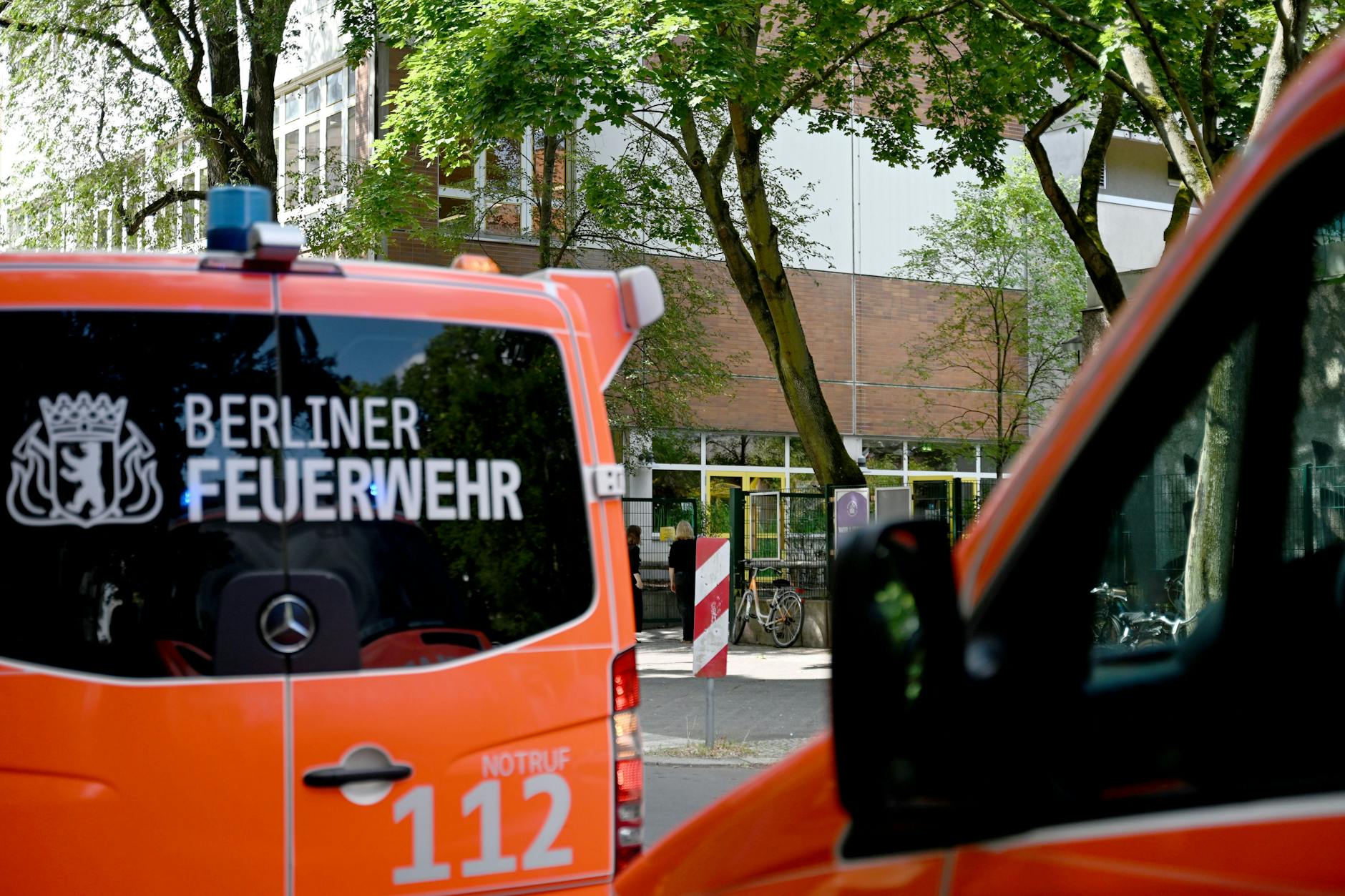 Einsatzwagen der Feuerwehr vor der Grundschule in Moabit