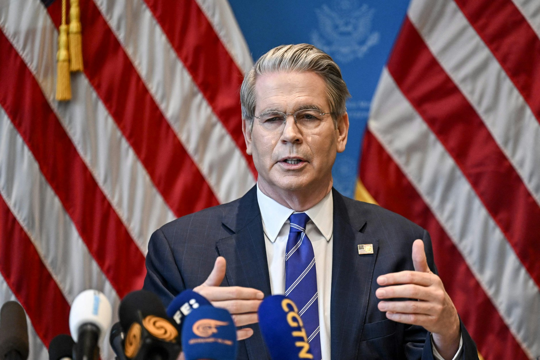 Finanzminister Scott Bessent betont, die USA wollen Irans Zugang zu Technologien für ballistische Raketen und asymmetrische Waffen dauerhaft zu unterbinden.