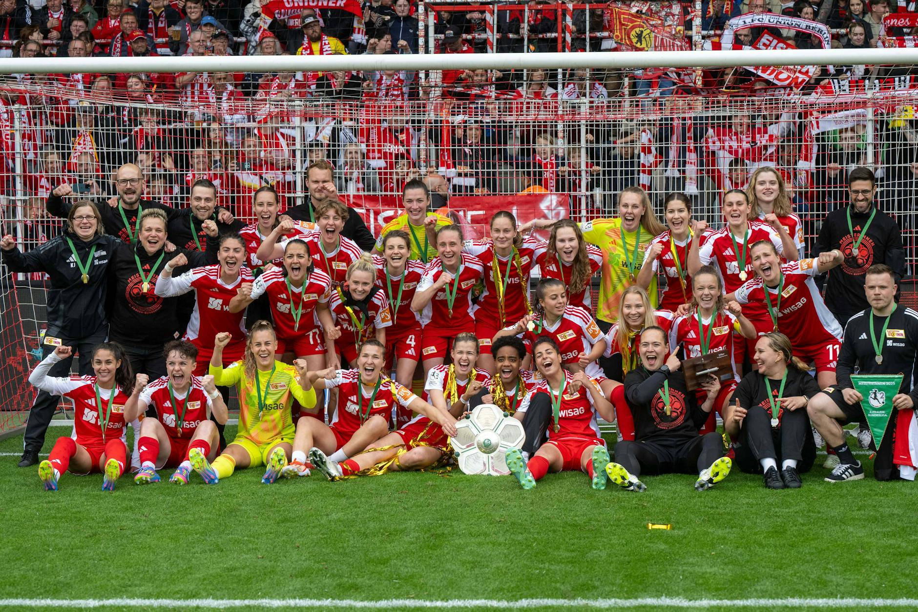 Die Frauen des 1. FC Union sicherten sich die Zweiliga-Meisterschaft und feierten ihren Durchmarsch in die Bundesliga ausgelassen. Jetzt wartet Real Madrid.