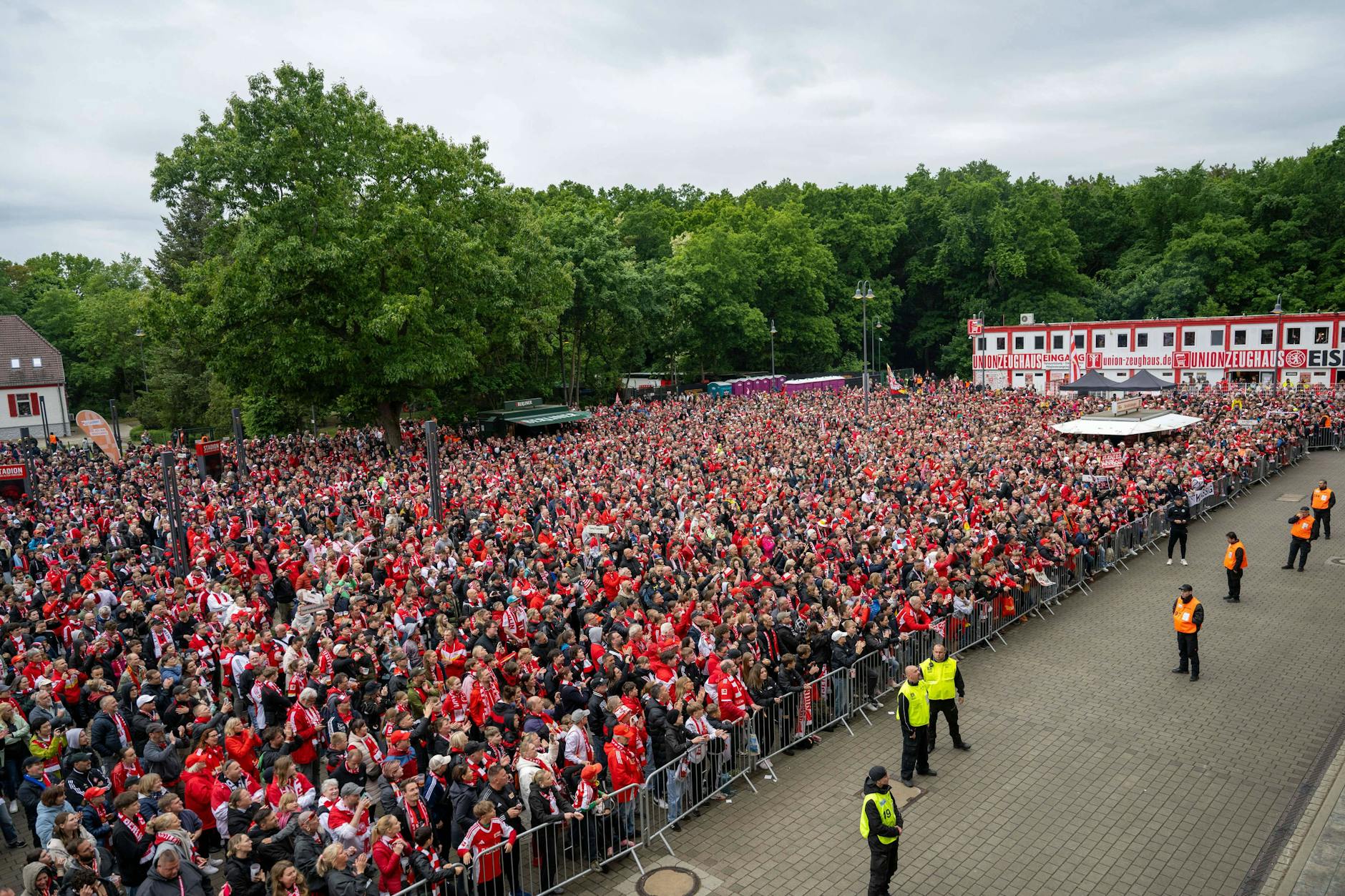 Tausende Fans strömten zum gemeinsamen Saisonabschluss der Frauen und Männer des 1. FC Union und feierten den Bundesliga-Aufstieg der eisernen Ladies.