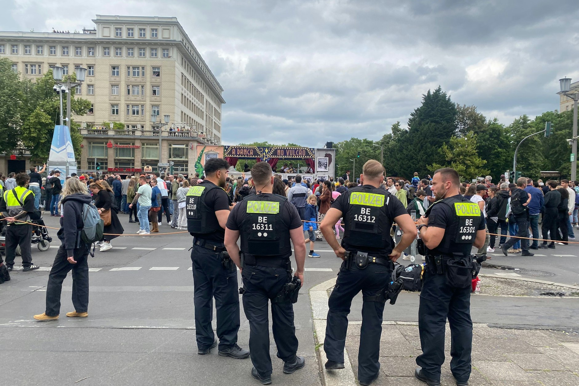 Polizisten beim Karneval der Kulturen 2025 in Berlin: Racial Profiling wird jetzt verboten.